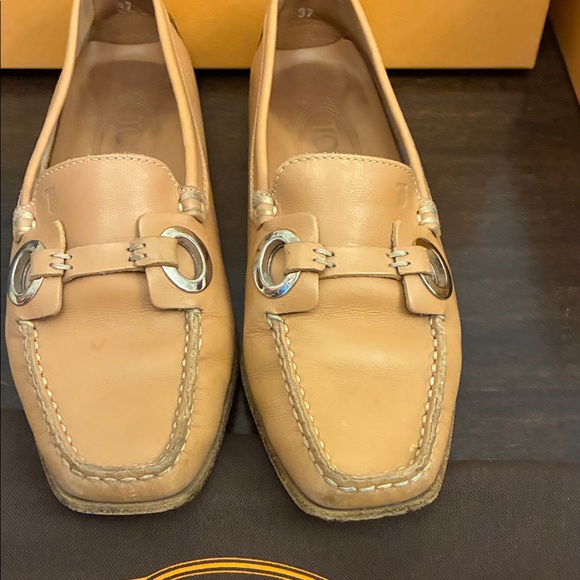 Tod's Shoes - Tod’s Women’s Tan Leather Driving Loafers Moccasins w/ silver grommets. Size 37.